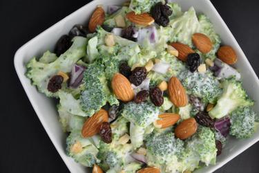 Salade de brocoli saine aux raisins et amandes